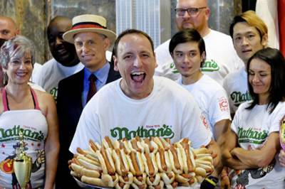 Американец установил мировой рекорд по поеданию хот-догов