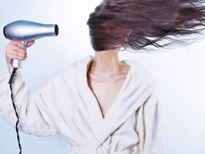 Врач назвал самые распространенные причины выпадения волос у женщин