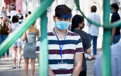 "Лучше без кондиционера, чем в маске": как в Грузии прошел первый экзамен на фоне пандемии