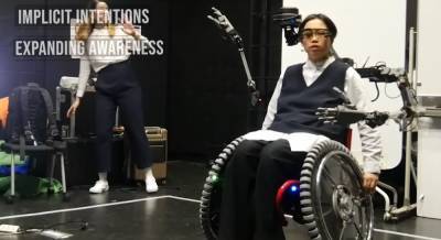 Инженеры оснастили инвалидную коляску робо-руками с удаленным управлением (видео)