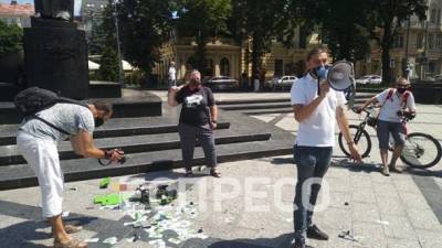 Во Львове провели перформанс против эмиссии гривни: разбили "зеленый принтер" и раздали миллионные банкноты