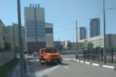 40 специальных машин поливают дороги Нижнего Новгорода водой