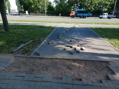 Дети в Липецке устроили песочницу посреди тротуара