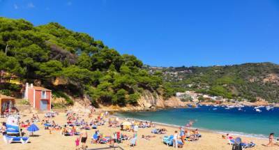 В Испании закрыли десятки пляжей из-за новых вспышек COVID-19