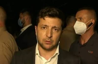 Зеленский сбежал от неудобных вопросов об Одессе, видео: "Вышел из гостиницы и..."
