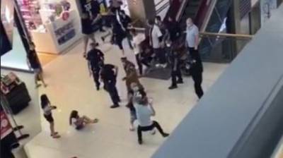 Видео: покупатель подрался с охранником торгового центра из-за духов