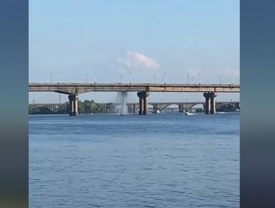 В Киеве прорвало трубопровод на мосту Патона (ВИДЕО)