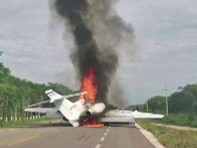 В Мексике после посадки загорелся самолет, перевозивший наркотики