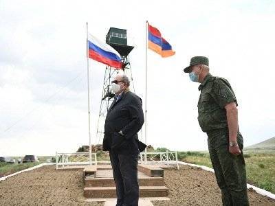 Президент: Развевающиеся на границе флаги Армении и РФ – символ союзнических отношений