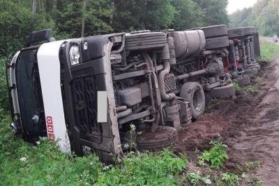 В Костромской области водитель перевернул грузовую фуру «объезжая яму»