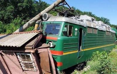 Под Одессой поезд разрушил служебное здание