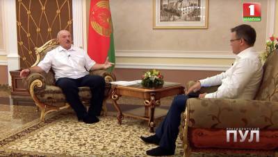 Уважаю труд уборщиц: Лукашенко пришел на интервью босиком