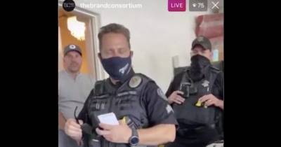 На вирусном видео разъяренная клиентка разгромила стенд с защитными масками в Target