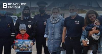 В Татарстане полицейские подарили братьям-близнецам конструктор и деньги на лечение