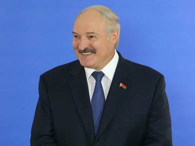 Лукашенко пришел на интервью босиком (видео)