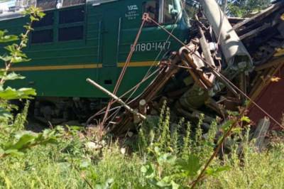 В Кировоградской области грузовой поезд сошел с рельсов