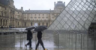 В Париже после четырехмесячного перерыва открылся Лувр