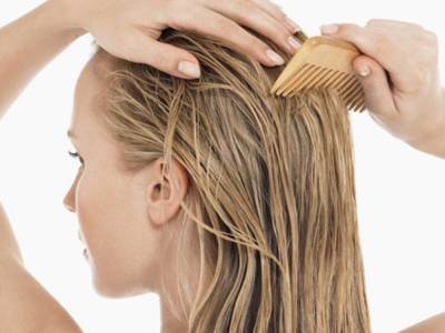 Причиной выпадения волос у женщин могут быть мужские гормоны - врач