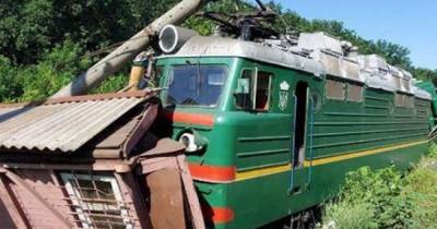 В Кировоградской области поезд сошел с рельсов и разрушил дом