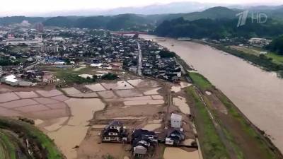 В Японии по меньшей мере 50 человек погибли из-за вызванных мощными ливнями наводнений и оползней