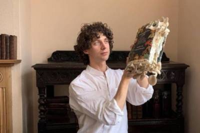 Биолог съел грибы, которые выросли в его книге