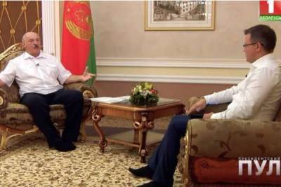 На интервью – без обуви: Лукашенко «засветил» в кадре необычный дресс-код