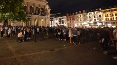 Громкие вечеринки и толпы людей: немецкая молодежь бойкотирует карантинные правила