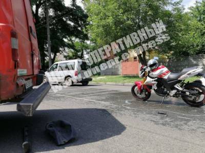 В Днепре на Богдана Хмельницкого мотоциклист взял микроавтобус на таран