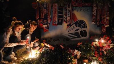 Вандалы разгромили памятник погибшему игроку ярославского «Локомотива»
