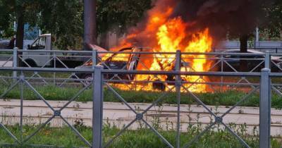 Пламя охватило машину на дороге в Петербурге
