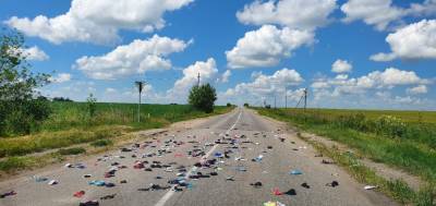 Сотрудники администрации убрали разбросанное по дороге женское нижнее бельё