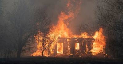 Пожар повышенной опасности в Олайнском крае: загорелись два соседних дома