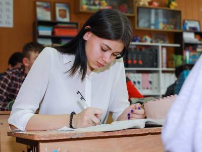 Дмитрий Быков – о ЕГЭ: школьники уже понимают, что думать вредно