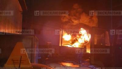Цистерна с топливом полыхает в Петербурге, есть угроза распространения огня