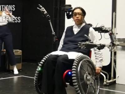 Японские инженеры разработали инвалидное кресло с механическими манипуляторами и удаленным управлением