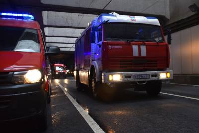 Пожар охватил автомобили на территории бизнес-центра в Петербурге