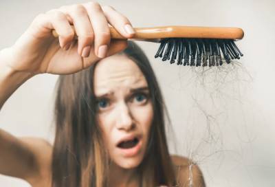 Врач-дерматолог назвала основные причины выпадения волос