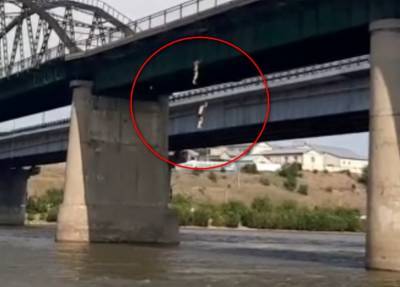 «Игра в рулетку на жизнь»: В Улан-Удэ подростки на виду у всех прыгнули с Селенгинского моста в реку