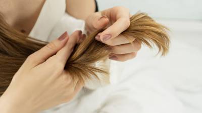 Специалист назвала две главные причины выпадения волос