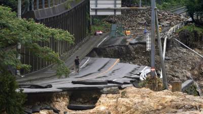 Число жертв наводнений в Японии достигло 50