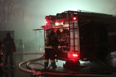 Спасатели потушили горящую автоцистерну в Петербурге