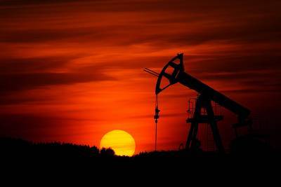 Нефть коррекционно дешевеет после роста в понедельник