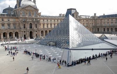 Во Франции открыли Лувр для посетителей: фото