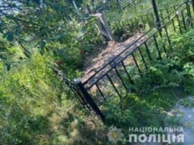 На Киевщине трое пьяных убийц спрятали труп знакомого на кладбище