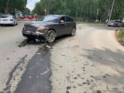 В Челябинске Infiniti протаранил «Ладу». Пострадали два человека