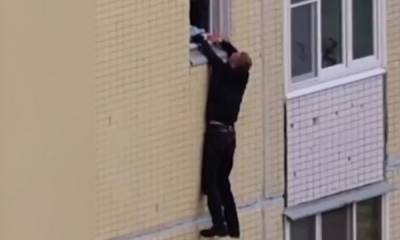 Мужчина повис на окне в Петрозаводске