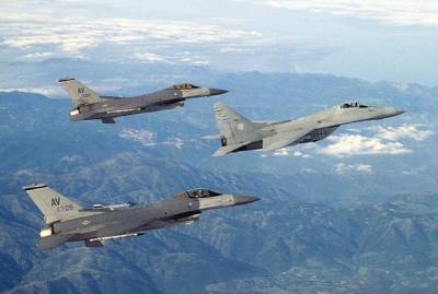 Российские Миг-29 опозорили американские F-16 в стратосфере
