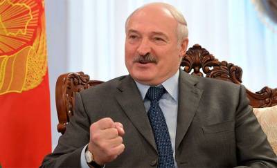 «Уважаю труд уборщиц». Лукашенко пришел на интервью в носках — видео