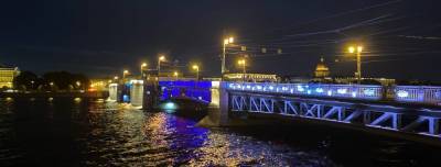 Дворцовый мост окрасился сине-бело-голубым в честь чемпионства "Зенита"