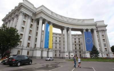 МИД просит не продавать авиабилеты в страны, закрытые для украинцев